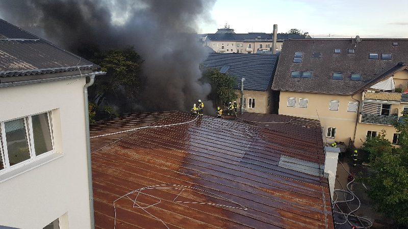 Reifenlager in Vollbrand (Bild 2)